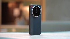 Een Engelstalige YouTuber heeft de Xiaomi 17 Ultra Leica Edition uit de doos gehaald en getest (Afbeelding bron: Ben's Gadget Reviews)