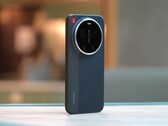 Een Engelstalige YouTuber heeft de Xiaomi 17 Ultra Leica Edition uit de doos gehaald en getest (Afbeelding bron: Ben's Gadget Reviews)