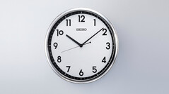 Seiko KX701S retro quartz wandklok met zilverkleurige rand en contrasterende zwart-witte wijzerplaat.