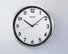 Seiko KX701S retro quartz wandklok met zilverkleurige rand en contrasterende zwart-witte wijzerplaat.