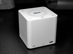 De Beelink Mate Pro heeft een compacte vormfactor. Afgebeeld: een foto van de voorkant van het dock.