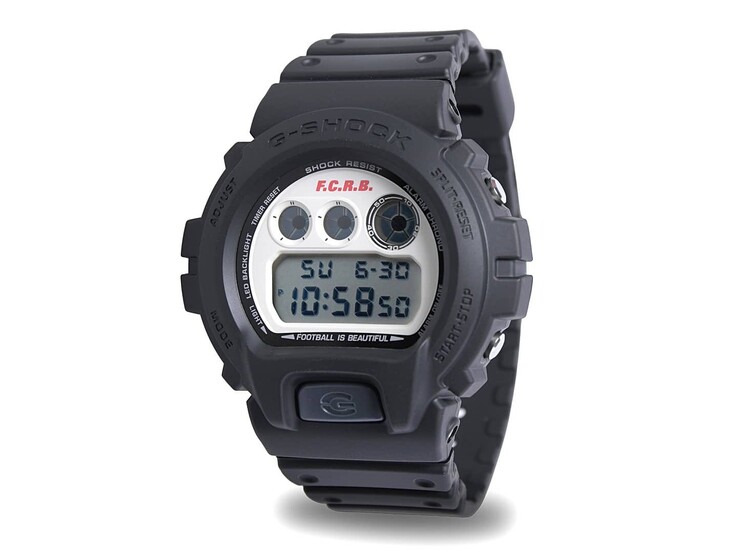 Een schuin aanzicht van het Casio G-Shock DW-6900 x F.C. Real Bristol digitale horloge in beperkte oplage, met een zwarte kunststof band en een gebroken witte wijzerplaat in vintage-stijl.