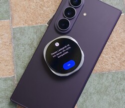 Galaxy Watch9 tijdens een poging om op te laden via Wireless PowerShare