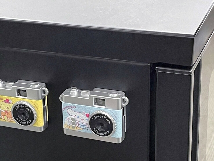 De Kenko Tokina Pieni II speelgoedcamera wordt geleverd met een magneet op de achterkant. (Afbeeldingsbron: Kenko Tokina)