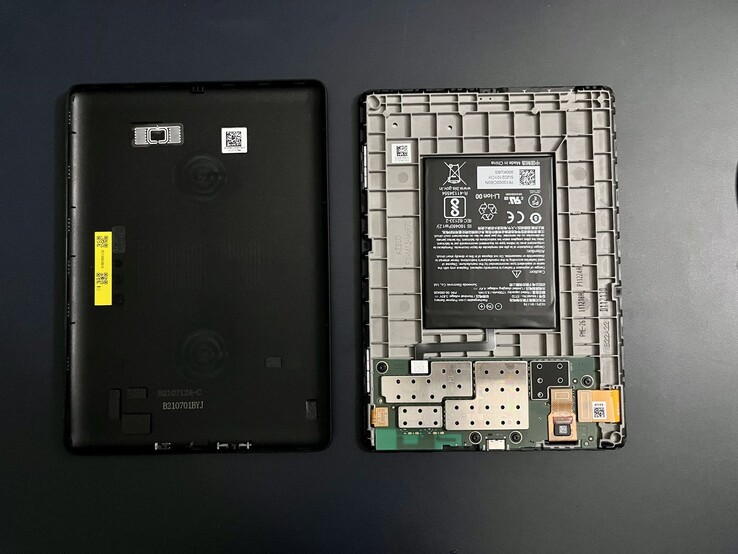 De batterij van een Kindle Paperwhite kan worden vervangen, maar het openen van de behuizing is niet eenvoudig.