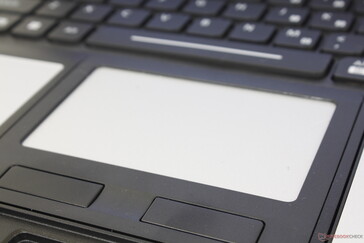 Het resistieve touchpad met handschoenondersteuning is ongeveer 50 cm^2 (9,3 x 5,4 cm). Gebruikers moeten het oppervlak met meer druk dan gewoonlijk indrukken om het te registreren