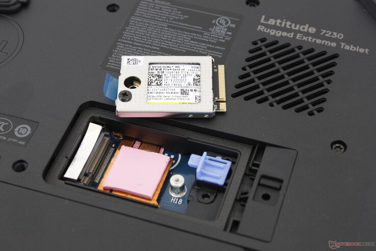 Verwijderbare M.2 2230 PCIe4 x4 SSD. De schijf staat op een thermisch pad en koellichaam