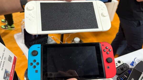 Genki's 3D-geprinte mockup van de Switch 2 naast de originele Switch (Afbeelding bron: Numerama)