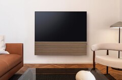 Samsung combineert de S99H OLED Smart TV met een stijlvolle soundbar met een houten voorpaneel.