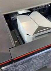 De batterij-omvormer neemt behoorlijk wat ruimte in (Afbeelding bron: Electric Revolution via YT)