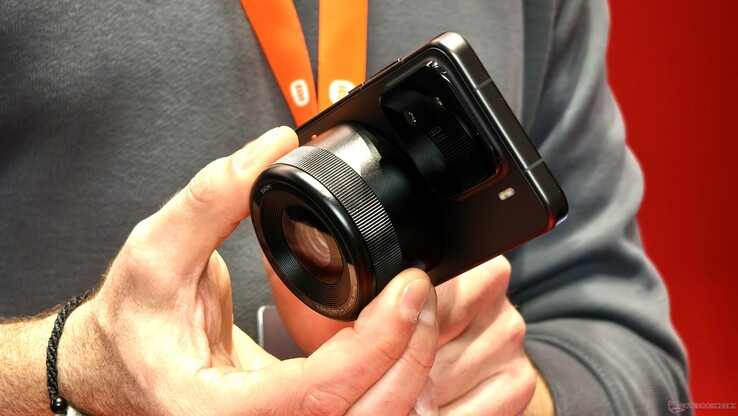 Xiaomi zou zijn ervaring met het magnetische optische systeem van dit voorjaar kunnen gebruiken in de Xiaomi 17 Ultra. (Afbeeldingsbron: Alexander Fagot, Notebookcheck)