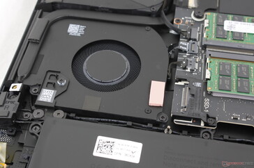 De PCIe4 M.2 2280-sleuf met het label 'SSD1' zit bovenop een van de ventilatoren