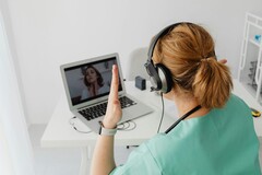 Een arts communiceert met een patiënt via het internet (Afbeeldingsbron: Pixabay)