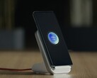 Een OnePlus 12 pronkt met zijn ultrasnelle AirVOOC-oplaadfunctie. (Bron: OnePlus)