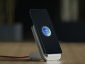 Een OnePlus 12 pronkt met zijn ultrasnelle AirVOOC-oplaadfunctie. (Bron: OnePlus)