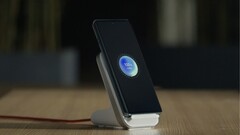 Een OnePlus 12 pronkt met zijn ultrasnelle AirVOOC-oplaadfunctie. (Bron: OnePlus)