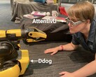 Nataliya Kosmyna, Ph.D. bestuurt robot Spot met behulp van gedachten die worden gelezen door de AttentivU slimme bril. (Bron: Nataliya Kosmyna, Ph.D. BRAINI)