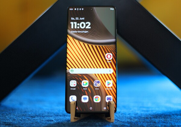 De Motorola Edge 50 Ultra wordt standaard geleverd met Android 14. (Afbeeldingsbron: Notebookcheck)