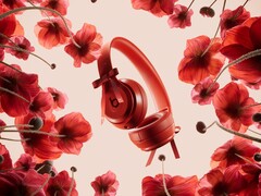 De speciale Jennie editie van de Beats Solo 4 hoofdtelefoon is verkrijgbaar in een levendige Ruby Red kleurstelling. (Afbeeldingsbron: Beats by Dre)