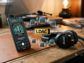 De smartphone streamt muziek in hoge resolutie naar de hoofdtelefoon