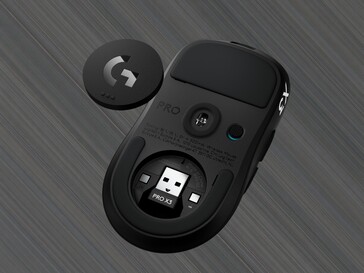 Onderkant van de Logitech G Pro X3 Superstrike-gamingmuis weergegeven