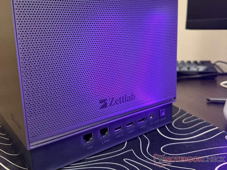 De poorten op de achterkant van de NAS