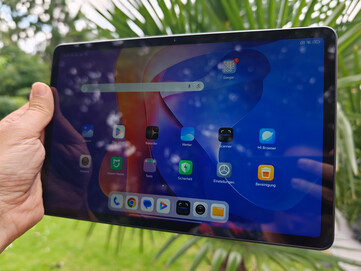 Redmi Pad 2 4G buiten onder bewolkte hemel