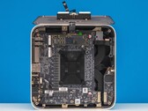 Inwendig zicht van de Beelink GTR9 Pro mini PC met het dampkamer koelsysteem met dubbele ventilator en de lay-out van het moederbord (Afbeelding bron: ServeTheHome via YouTube)