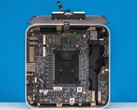 Inwendig zicht van de Beelink GTR9 Pro mini PC met het dampkamer koelsysteem met dubbele ventilator en de lay-out van het moederbord (Afbeelding bron: ServeTheHome via YouTube)