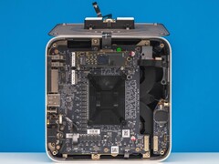 Inwendig zicht van de Beelink GTR9 Pro mini PC met het dampkamer koelsysteem met dubbele ventilator en de lay-out van het moederbord (Afbeelding bron: ServeTheHome via YouTube)