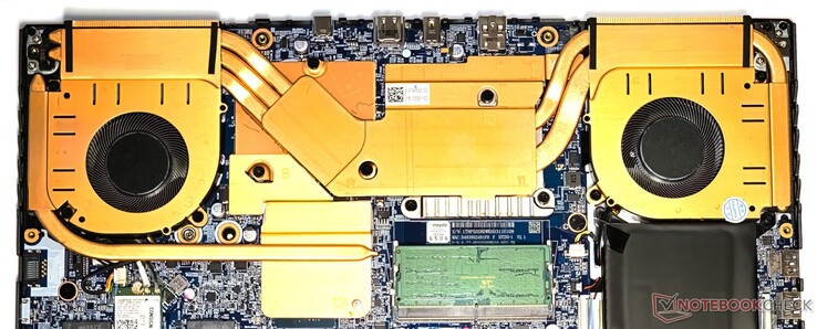 De EVOL X15 AT heeft een koelsysteem met twee ventilatoren en zeven heatpipes