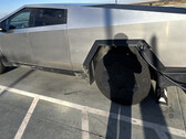 Cybertruck tankt bij een Supercharger (Afbeelding: Tyler Yust/X)