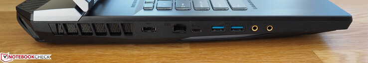 Links: power, één Gigabit Ethernet-poort, één Thunderbolt 3-poort, twee USB 3.1 Gen2 Type-A-poorten, koptelefoon-aansluiting, microfoon-aansluiting