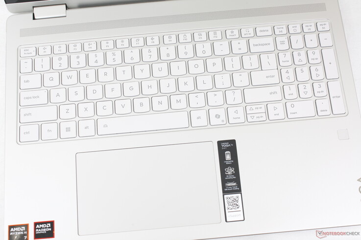 Dezelfde type-ervaring als op het originele 2023-model. Keycap lettertype contrasteert beter met de grijze kleuroptie in plaats van onze zilveren optie