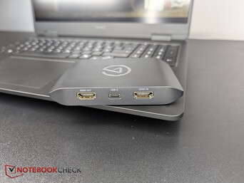 Achterkant: 2x HDMI 2.0, 1x USB-C (5Gb/s)