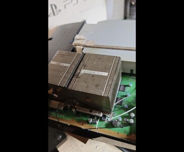 Het moederbord van de PS3 Slim Pro met een groot Dell server heatsink op het bord. (Afbeelding bron: Fun-Equivalent-7785 via Reddit / r/PS3)