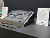 MSI Raider 16 HX Max te zien op CES 2026 met het nieuwe ontwerp van het onderpaneel (Afbeelding bron: Notebookcheck)