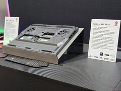 MSI Raider 16 HX Max te zien op CES 2026 met het nieuwe ontwerp van het onderpaneel (Afbeelding bron: Notebookcheck)