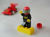 Een afbeelding van een LEGO-figuurtje en een raceauto (bron: 2Technology - Pixabay)