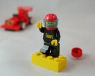 Een afbeelding van een LEGO-figuurtje en een raceauto (bron: 2Technology - Pixabay)