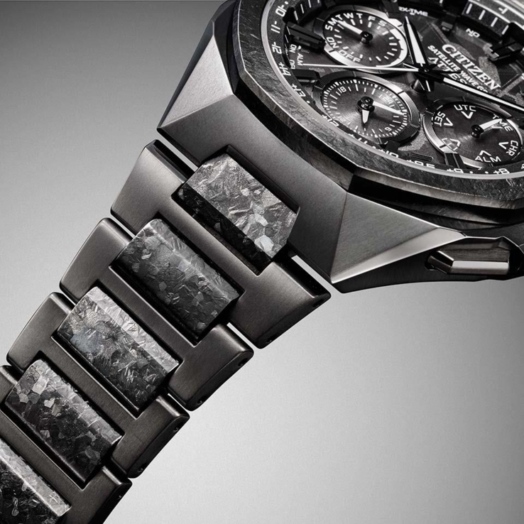 De middelste schakels van de armband zijn voorzien van de unieke afwerking van herkristalliseerd titanium van Citizen, waardoor kristalachtige patronen ontstaan die per horloge verschillen.
