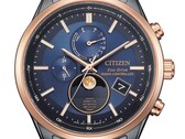 Close-up van het Citizen BY1036-53L Eco-Drive-horloge met maanfase, met een blauwe wijzerplaat, roségoudkleurige lunette, zwarte roestvrijstalen kast en een analoge maanfase-weergave op 6 uur