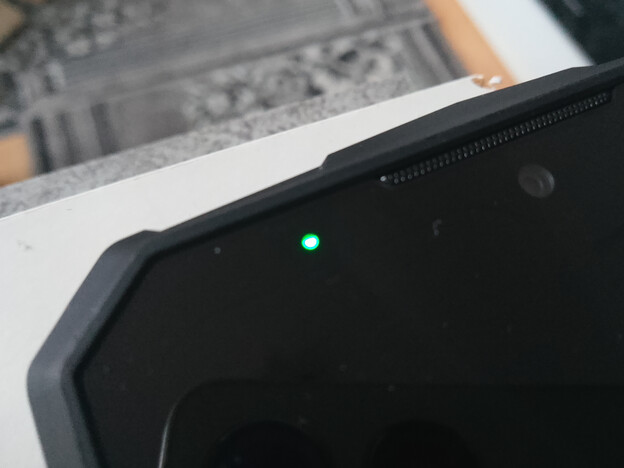 De meldingsindicator van de Doogee Fire 7 Pro. (Afbeeldingsbron: Sergey Tarasov - Notebookcheck)