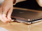 Krafted Edge is een powerbank die eruitziet als een dunne laptop.