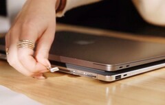 Krafted Edge is een powerbank die eruitziet als een dunne laptop.