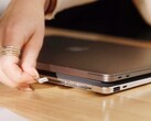Krafted Edge is een powerbank die eruitziet als een dunne laptop.