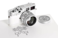 De Leica 'Pope Francis' M-A 35mm meetzoeker is een eenmalige kopie van deze klassieke, volledig mechanische filmcamera. (Afbeeldingsbron: Leica)