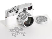 De Leica 'Pope Francis' M-A 35mm meetzoeker is een eenmalige kopie van deze klassieke, volledig mechanische filmcamera. (Afbeeldingsbron: Leica)