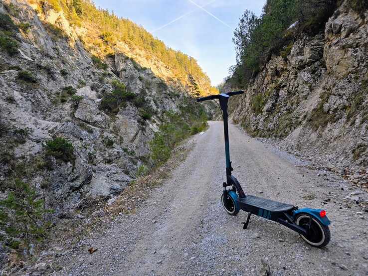 De SoFlow SO4 Pro Max beklimt ook steile bergen.