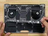 Apple heeft een paar interne wijzigingen aangebracht in de nieuwste MacBook Pro 14. (Afbeelding bron: iFixit)